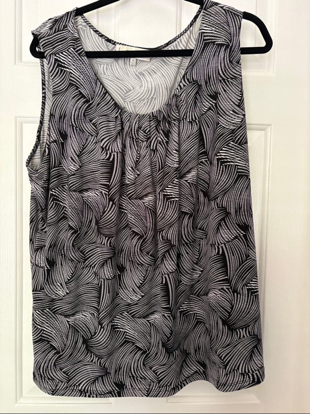 Jones Studio Black and White Abstract Wave Print Sleeveless Tank